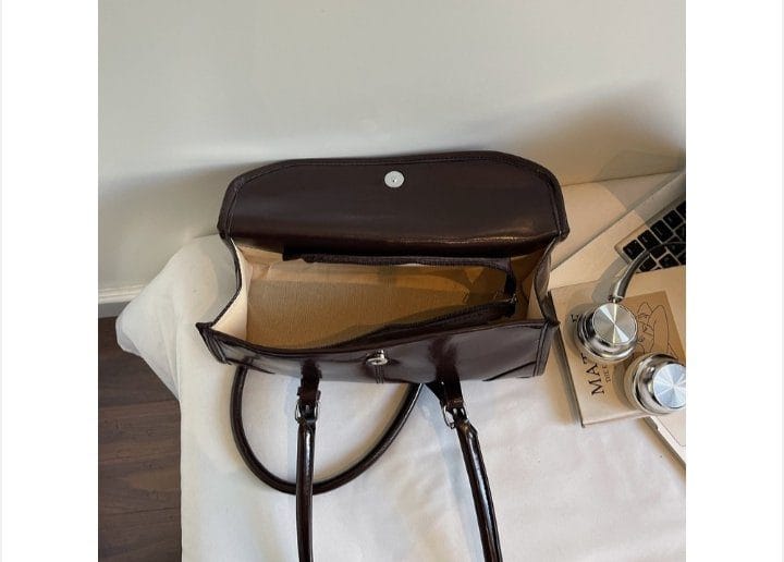 The Premium Oil-Waxed Retro Handbag for Women in BD - Image 7